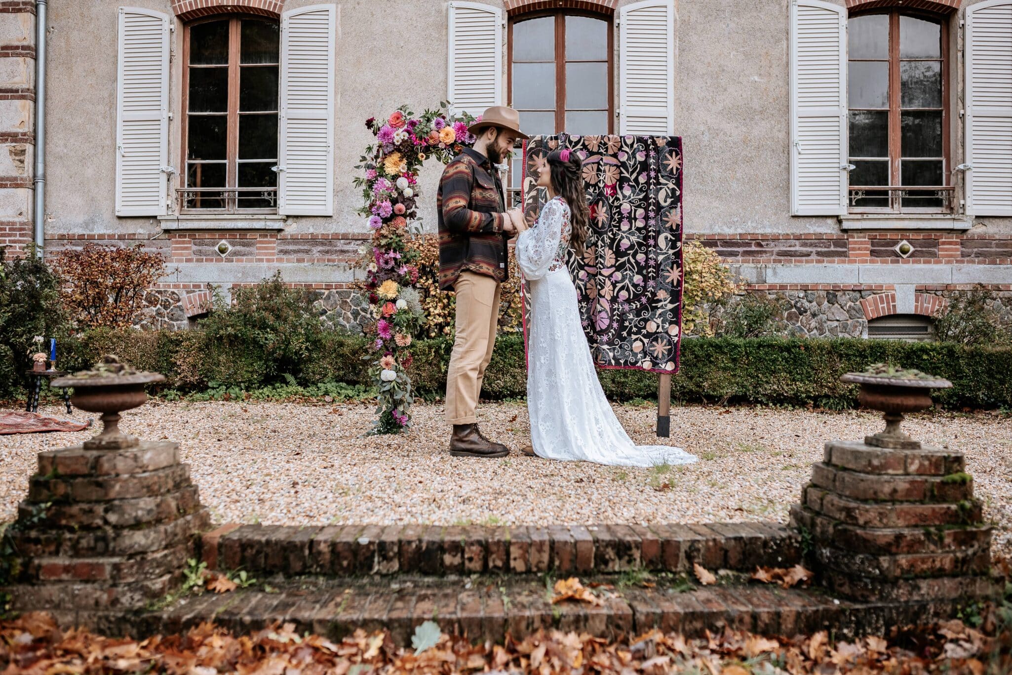 DOMAINE MARIAGE et Salle - Arche mariage shooting inspiration folk bohème coloré près de rennes en bretagne