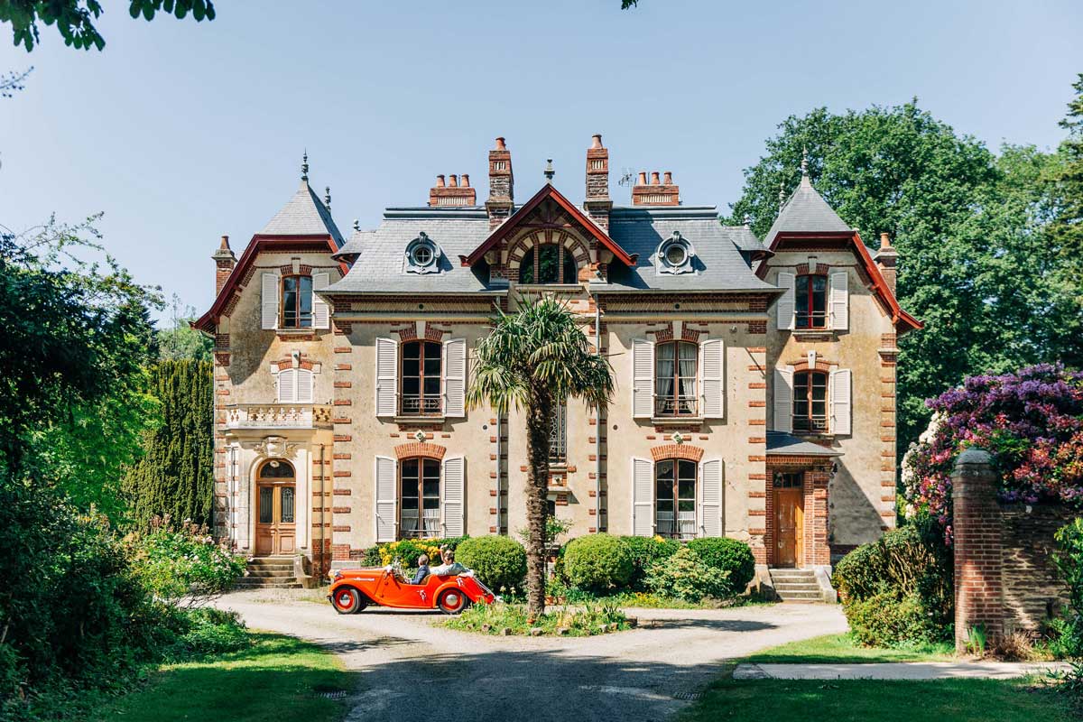 Mariage multicolore arc en ciel - thème rainbow - lieu de réception avec voiture rouge pétant