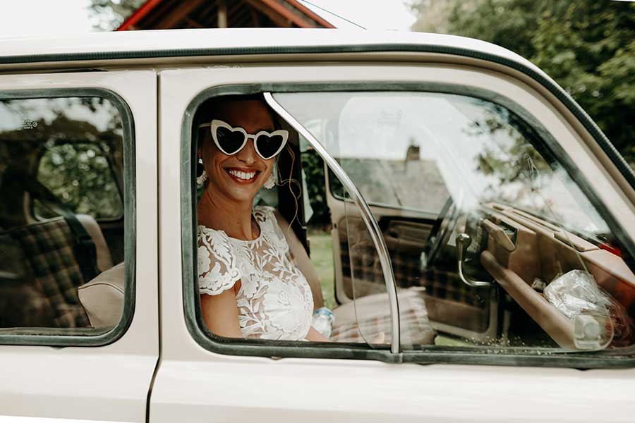 Un mariage d'automne en Bretagne au Haras du Reuzel - Arrivée des élégants mariés