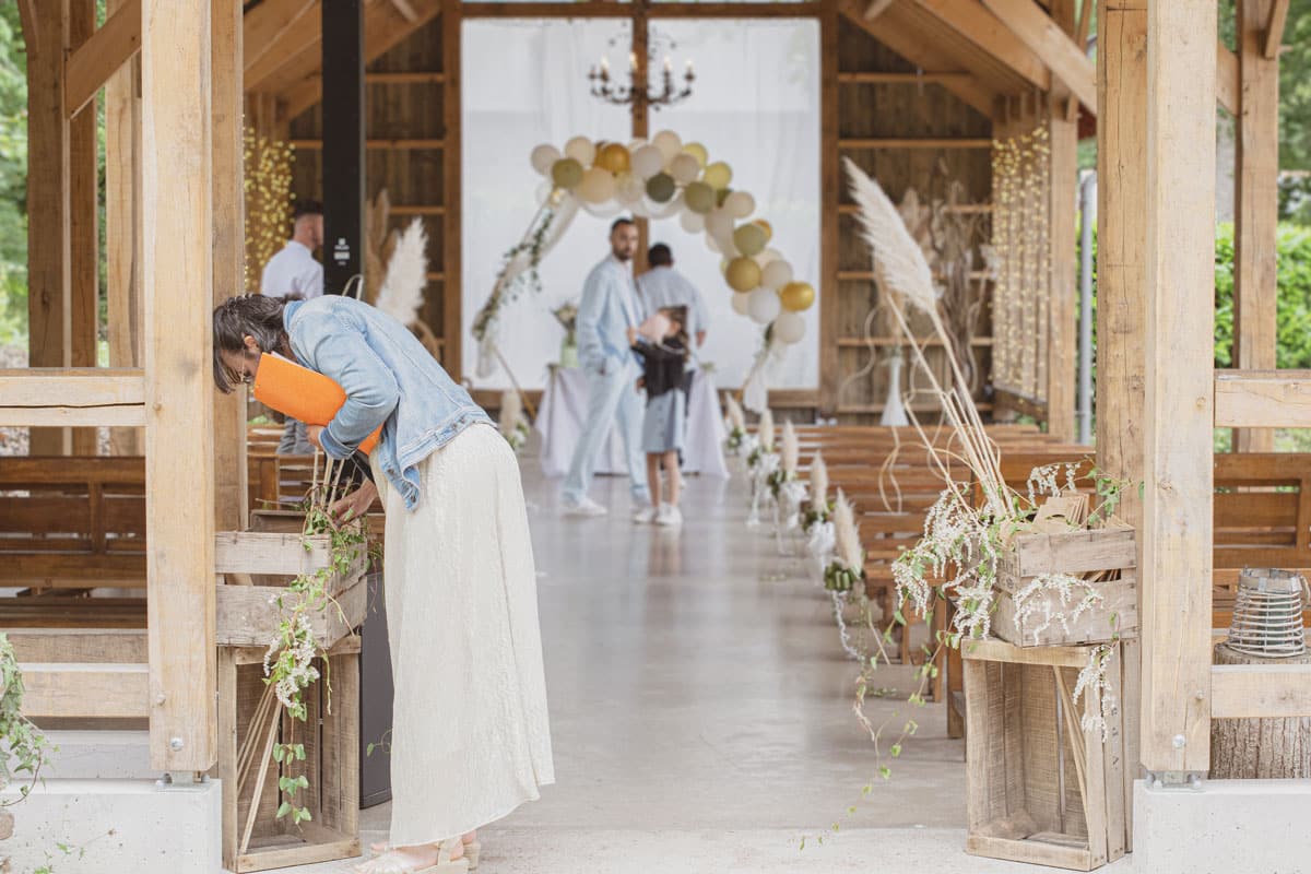 Cérémonie Laique en Bretagne : une officiante avec cahier d'écriture (agence) préparant une union avec rituel, discours et célébration sous le préau - professionnelle de l'accompagnement de cérémonie laïque en Bretagne