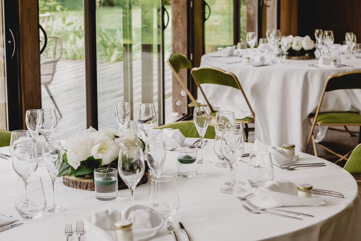 quel budget de mariage prévoir près de rennes - exemple de table d'honneur simplement décorée